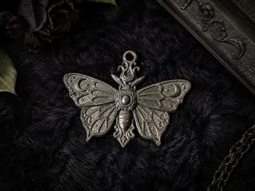 Dije o accesorio de collar: Gothic Moth Pendant — vista de referencia 3