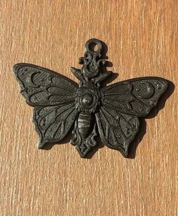 Dije o accesorio de collar: Gothic Moth Pendant — vista de referencia 5