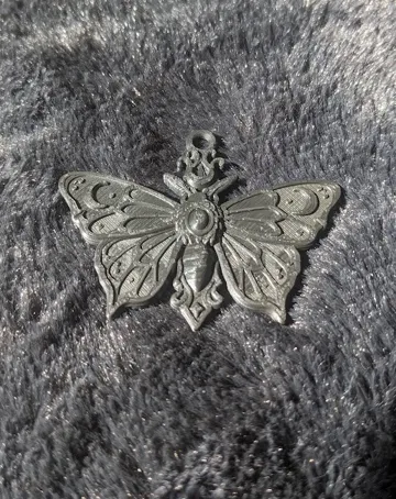 Dije o accesorio de collar: Gothic Moth Pendant — vista de referencia 4