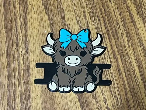 Accesorio para sujetar ligas de cabello: Highland Cow with Bow Hair Tie Holder — referencia de MakerWorld