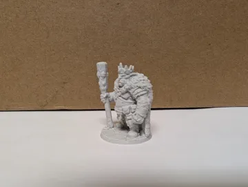 Figura decorativa: DnD Goblin King miniature — vista de referencia 3