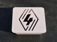 R4 Abdeckung mit gestanztem Logo