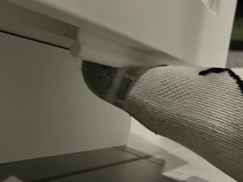 Cabinet kick handle (handfree)
