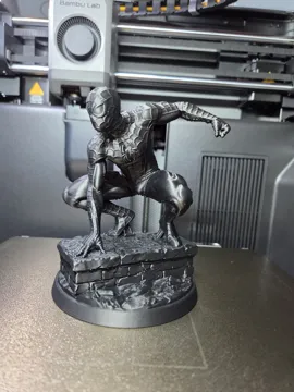 Figura decorativa: Spider-Man Rooftop Crouch Hero Statue — vista de referencia 4