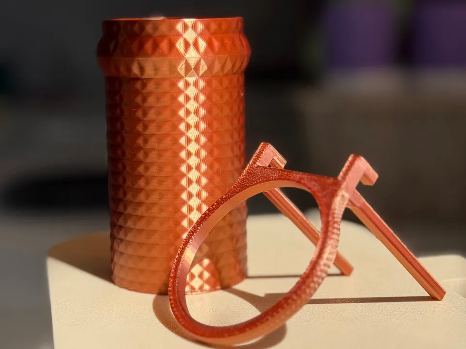 Maceta decorativa: Planter with a mesh holder. Referencia del modelo original.