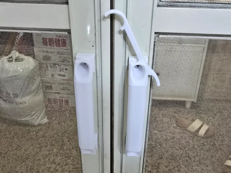 可扣住的門把