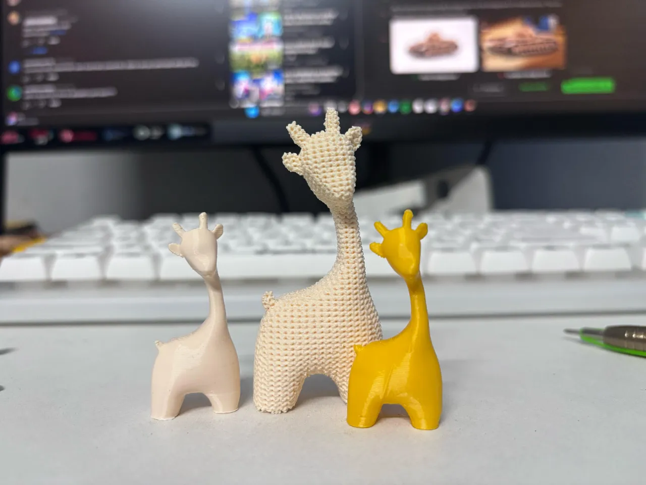 Minimalist Giraffe Figurine – Smooth & Knitted view 2