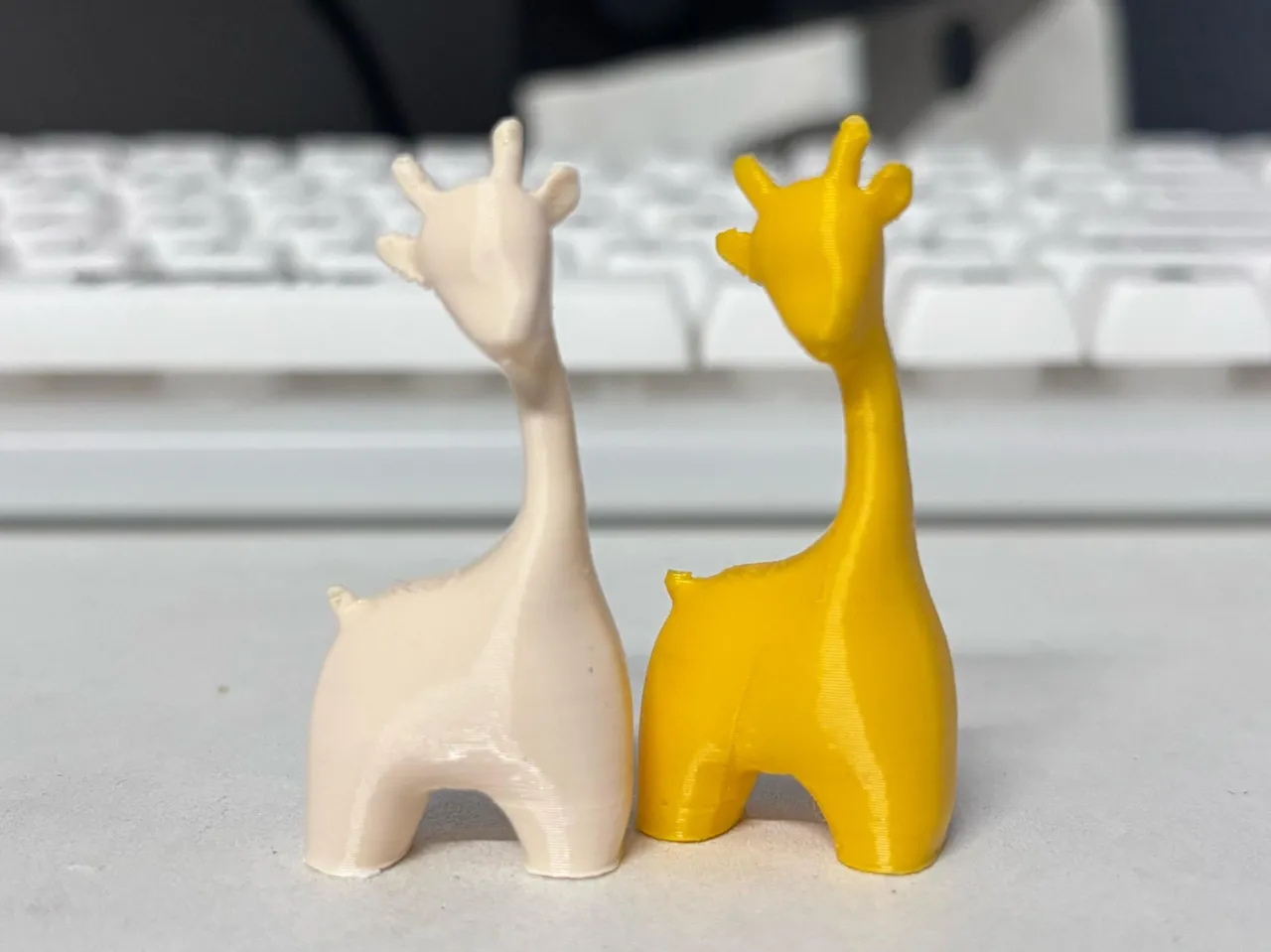 Minimalist Giraffe Figurine – Smooth & Knitted view 4