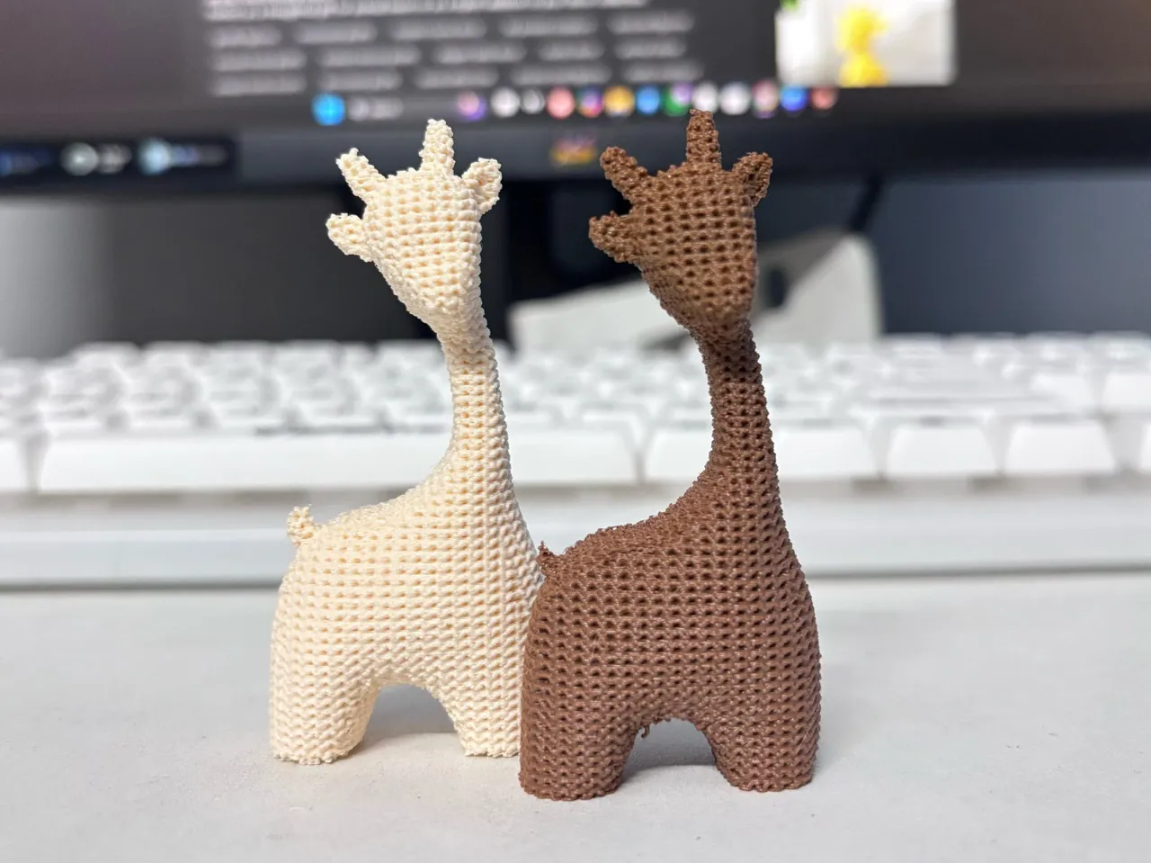 Minimalist Giraffe Figurine – Smooth & Knitted view 3
