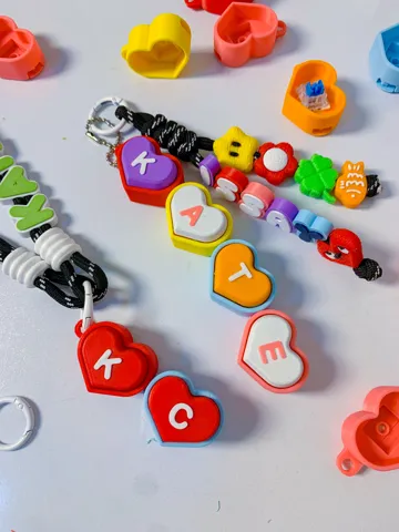 Objeto manipulable: flexi heart modular fidget clicker — vista de referencia 3