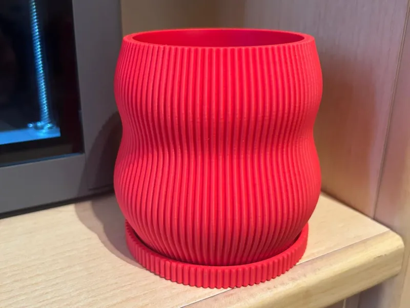 Vaso e sottovaso con righe verticali