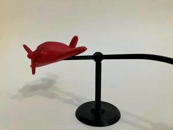 Sculpture d'avion en équilibre — Vee