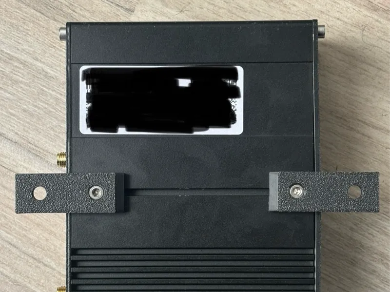 Wandbefestigung für einen Teltonika RUTX50 Router
