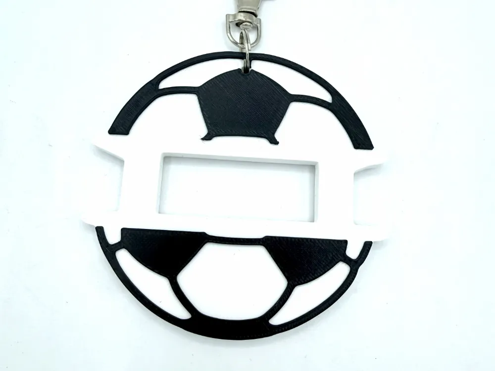 Accesorio para sujetar ligas de cabello: Soccer: Hair Tie Holder Bag Tag. Referencia del modelo original.