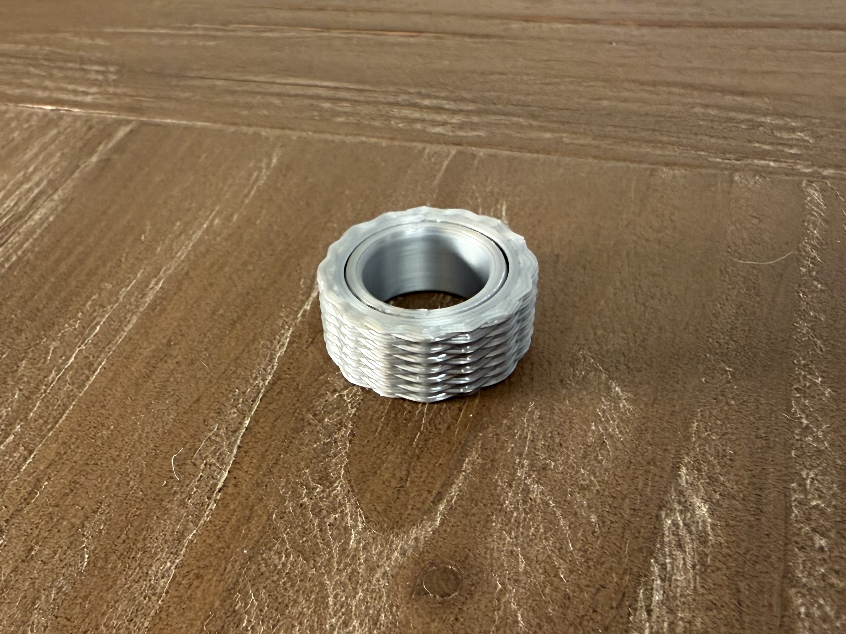 Miniatura 2 do modelo 3D Parametric Textured Fidget Ring