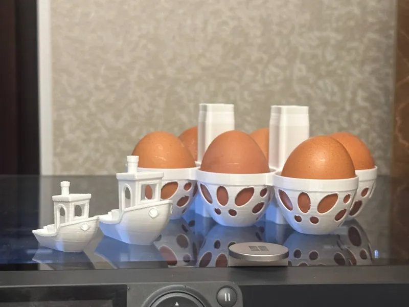 Stackable egg tray