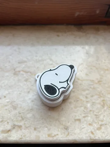 Objeto manipulable: Clicker Snoopy — vista de referencia 2
