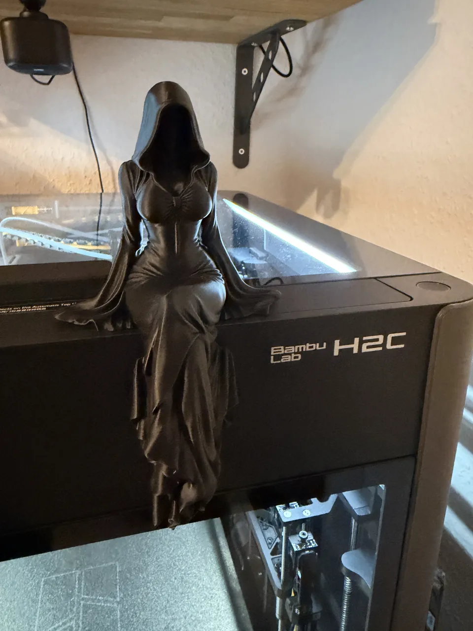 Lady Reaper – The Silent Throne - sitzend view 2