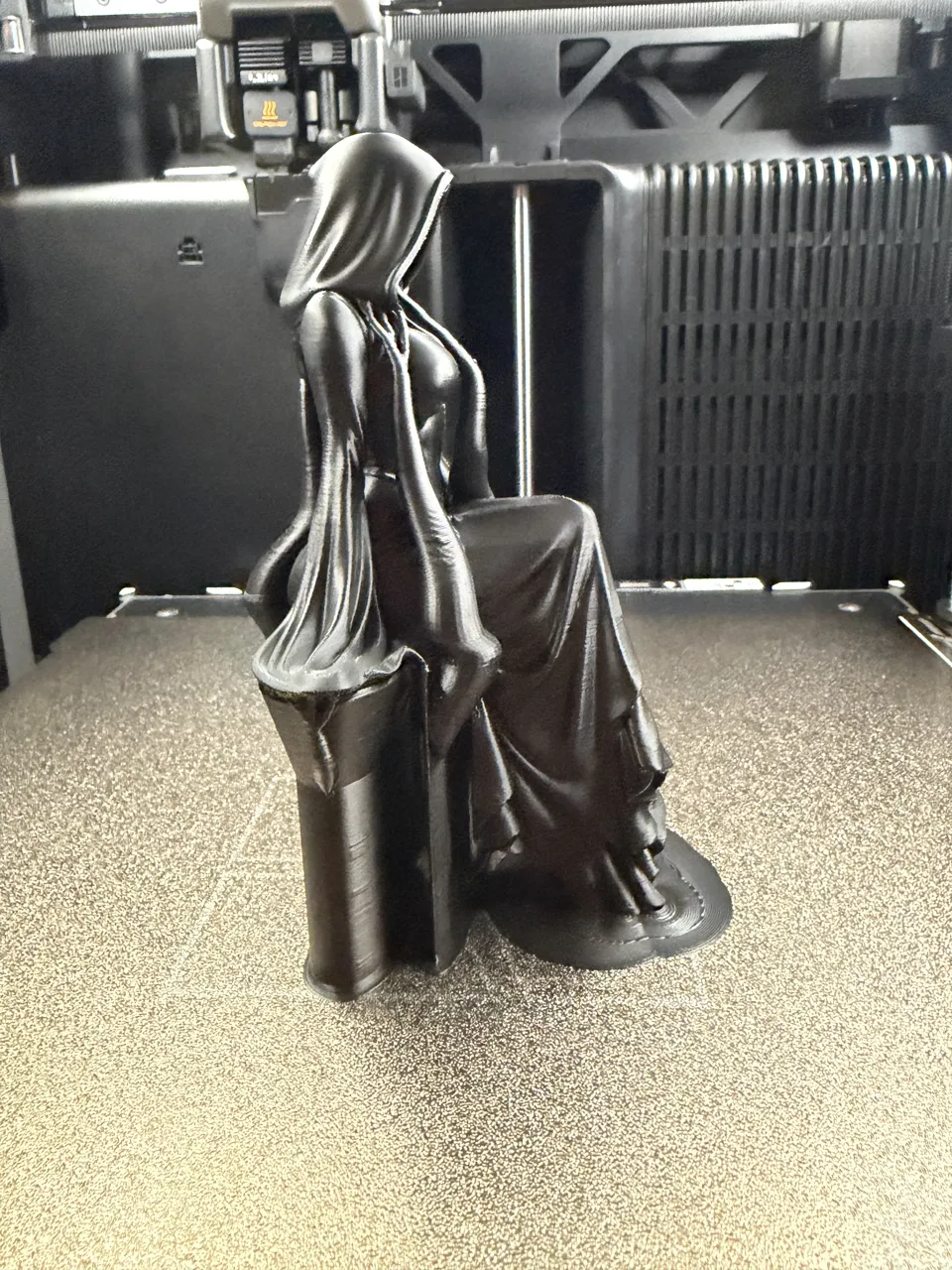 Lady Reaper – The Silent Throne - sitzend view 4