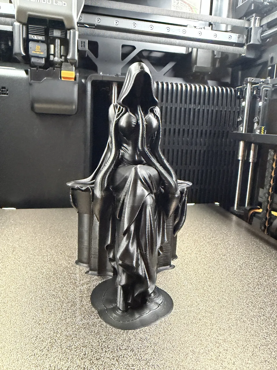 Lady Reaper – The Silent Throne - sitzend view 3
