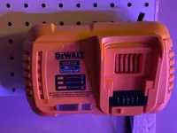 Support panneau perforé pour chargeur DeWalt DCB118 — photo 2