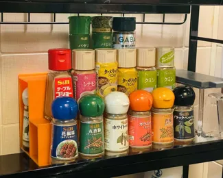 Seasoning storage rack
