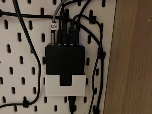 Fixation panneau Skadis pour chargeur Anker 51W