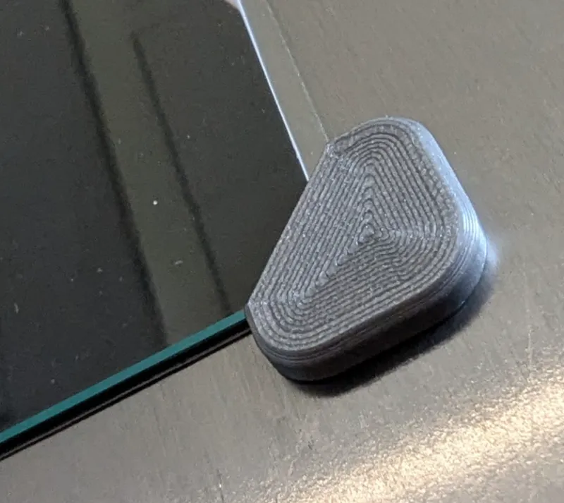 Magnetic picture corners