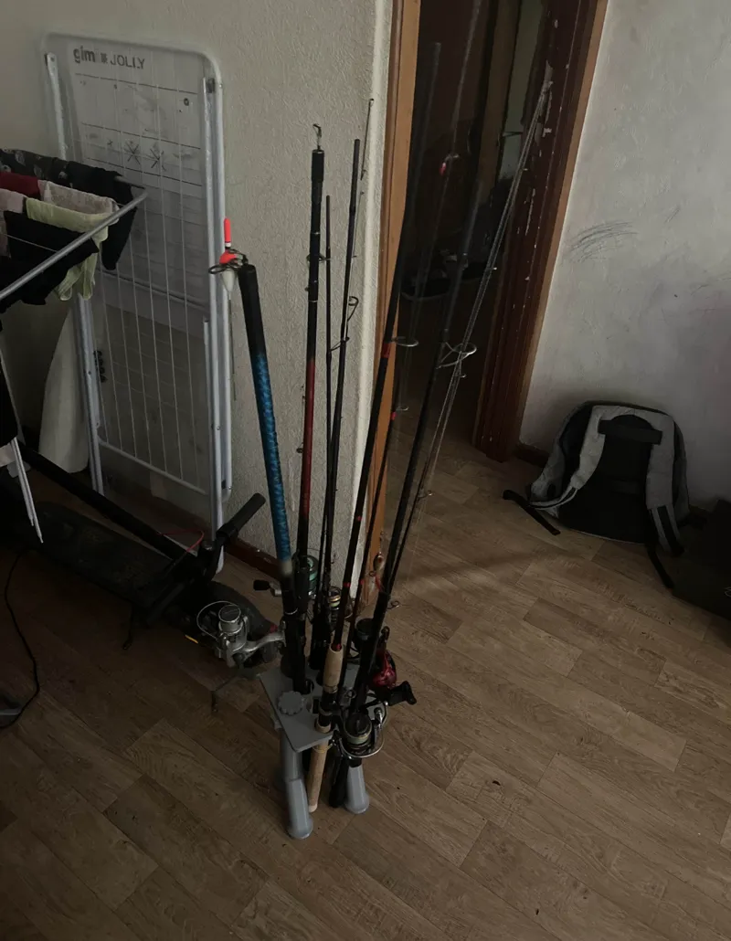Compact fishing rod stand 