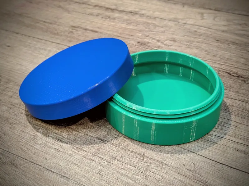Große, flache, runde Box
