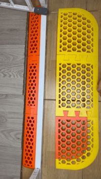 Walk on ramp with magnets for attachment to the gate