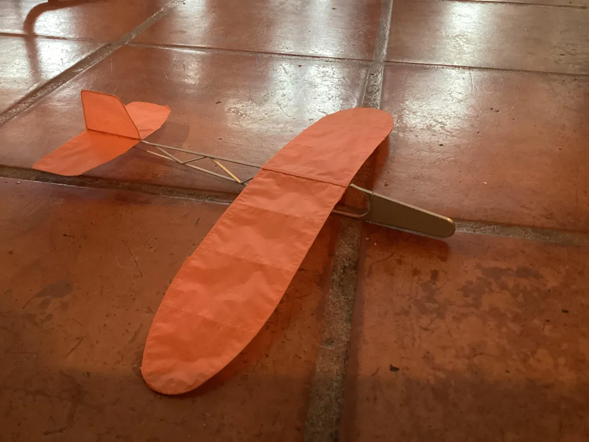 Planeur en papier de soie — kit à assembler