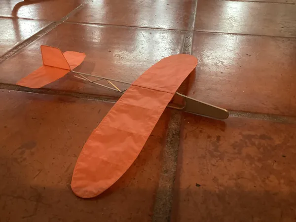 Planeur en papier de soie — kit à assembler