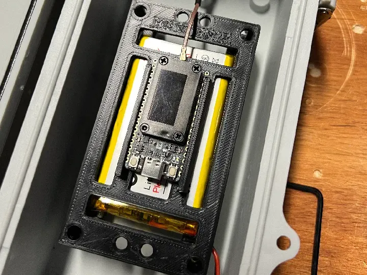 Meshtastic Heltec V3 and V4 with Battery Holder