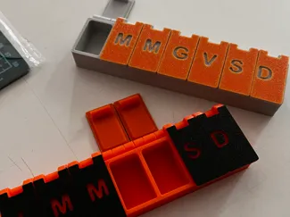 Weekly pillbox with editable letters (ITA version)