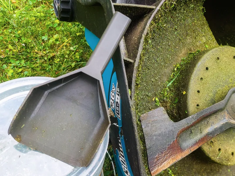 Lawn mower cleaning scraper shovel 