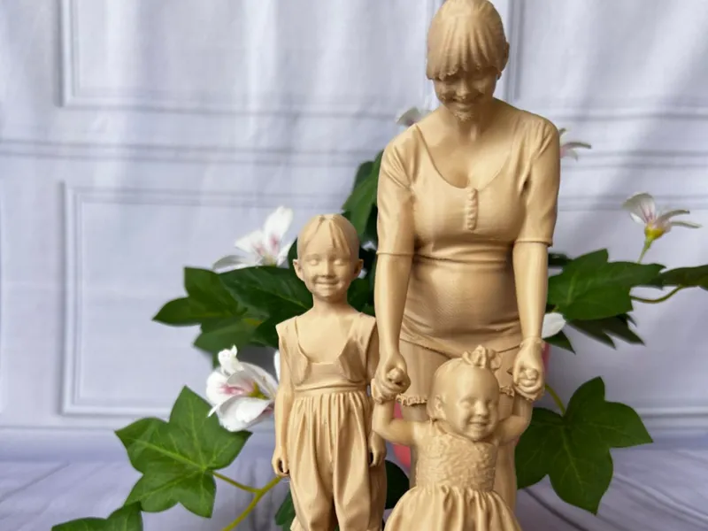Mãe com seus dois filhos