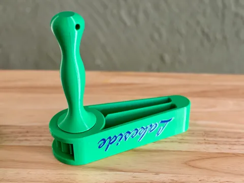 Letrero o emblema decorativo: NOISE MAKER — referencia de MakerWorld
