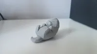 Figurine loutre endormie low poly — photo 3