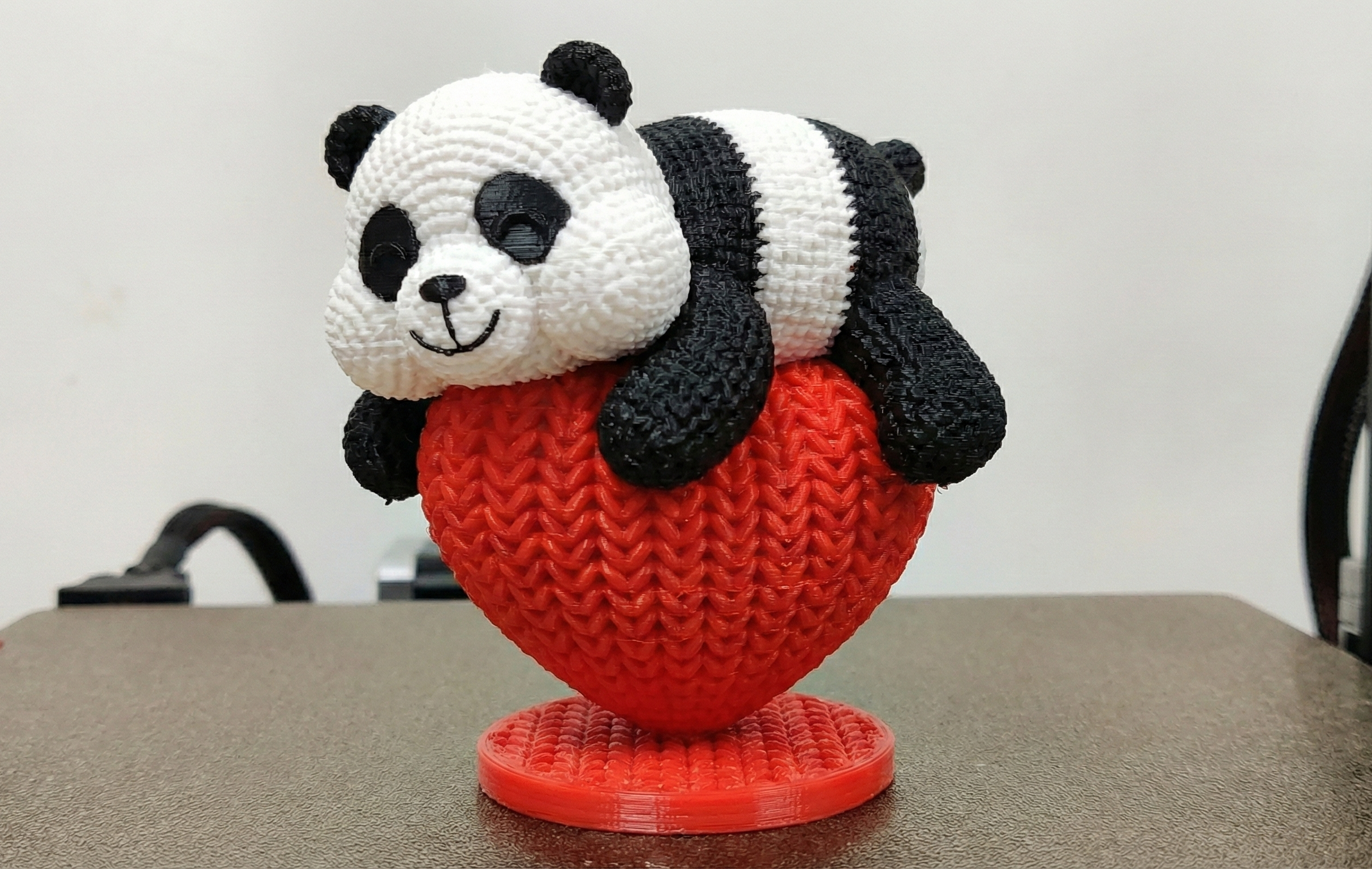 Miniatura 2 do modelo 3D Knitted Valentine's panda