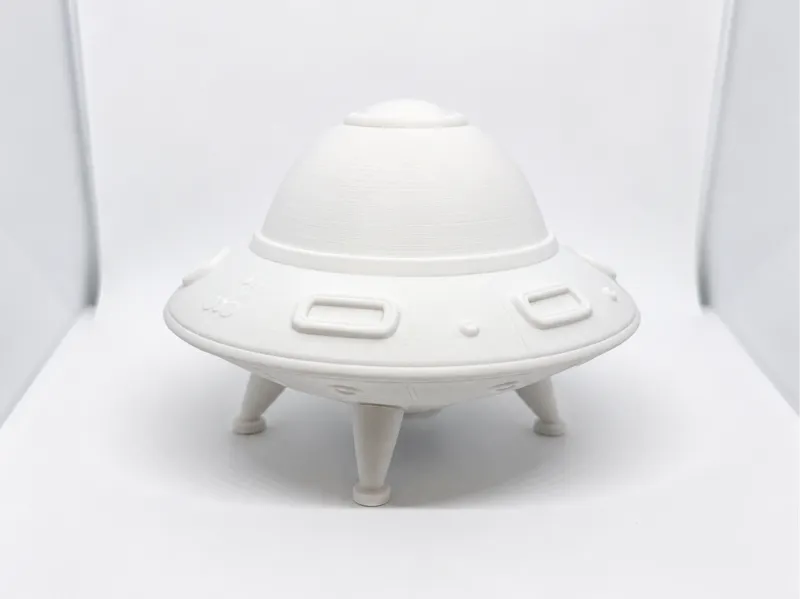 Retro UFO Spaceship – Asymmetrical Landing Legs