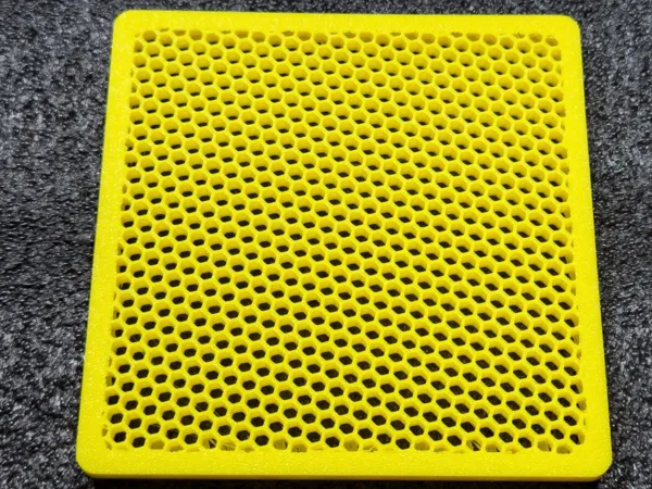 Étagère rectangulaire à motif hexagonal avec pieds