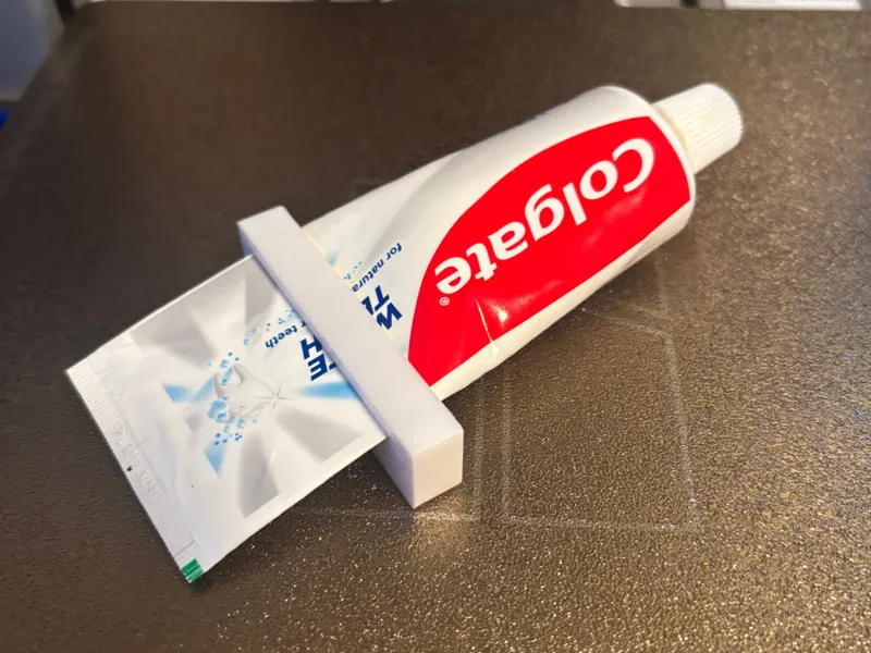 Toothpaste squeezer 