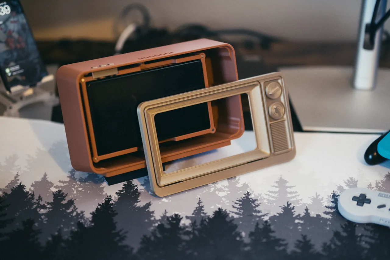 Retro TV - Nintendo Switch Case view 2