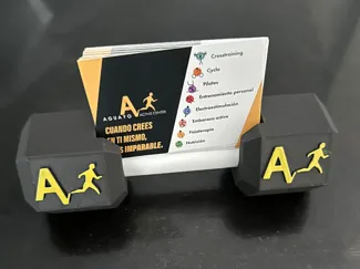 tarjetero con forma de pesa y con logo
