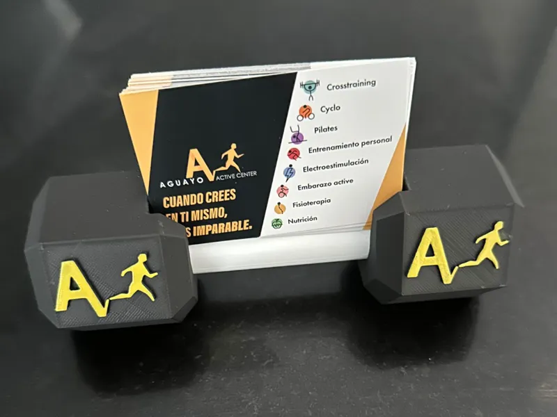tarjetero con forma de pesa y con logo