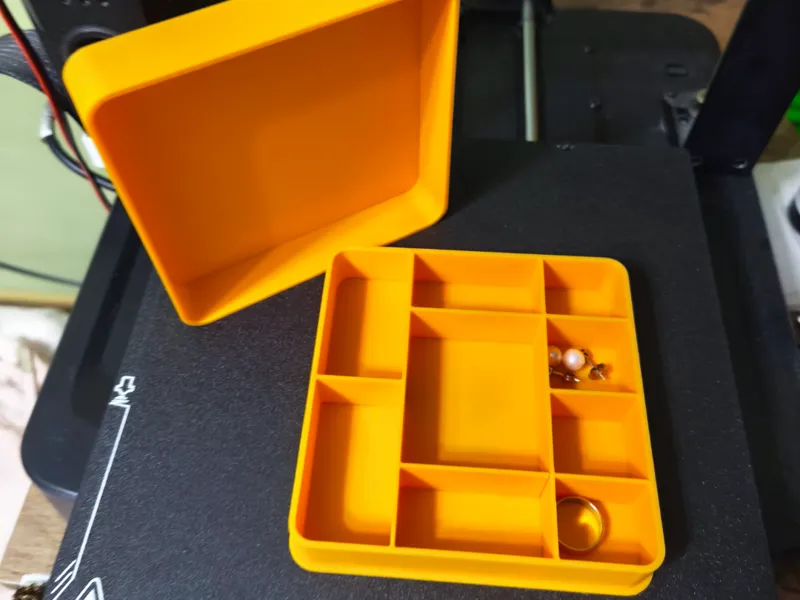 Storage box for small items with a lid 120x120