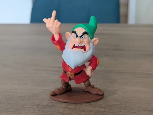 Grincheux qui fait un doigt d'honneur