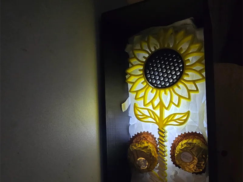 caja de regalo y lampara de noche girasol