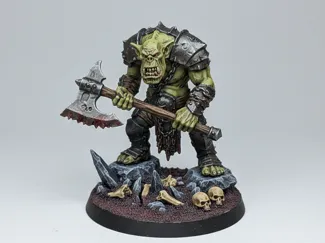 Orco con hacha sobre base de huesos y calaveras